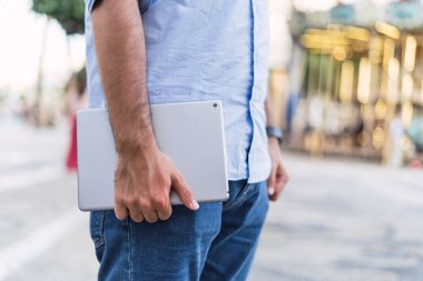 Dijital tablet kullanarak erkek eli yakın çekim