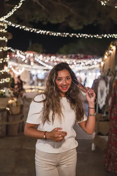 Noel şehrinde gece genç ve güzel bir kadın.