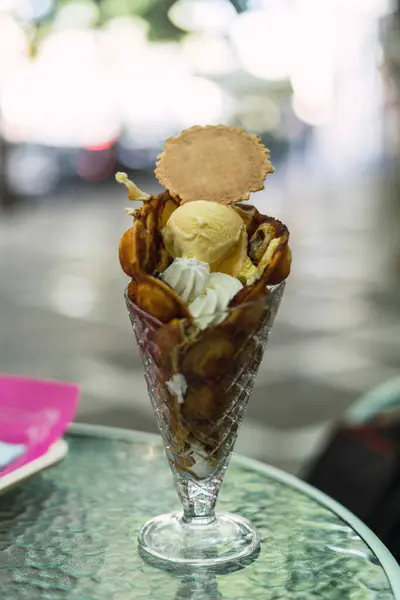 Çikolatalı ve fındıklı dondurma.