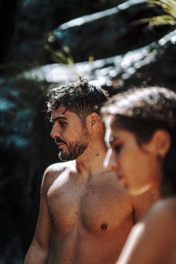 Bir kaç genç havuzda dinleniyor.