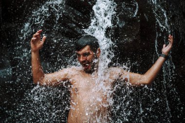 Ormandaki Asyalı adam.