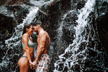 Ormanda genç güzel Çift