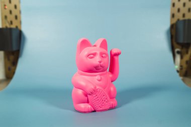 Oyuncak kedi hayvan şeklinde..