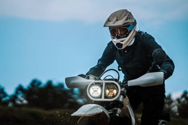 Ormanda kafasında kaskla genç bir bisikletçi..