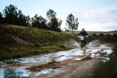 Kırsalda bisiklete binen bir adam