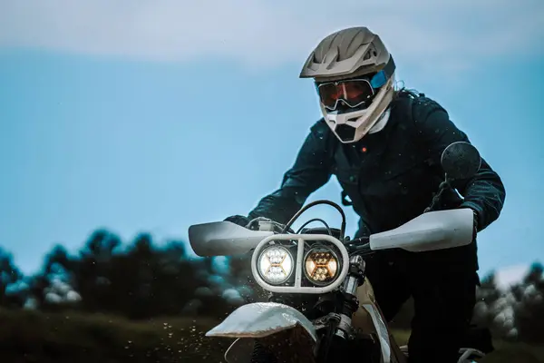 Ormanda kafasında kaskla genç bir bisikletçi..