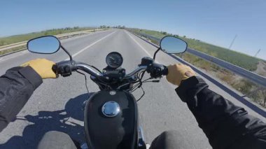 yolda bir motosiklet