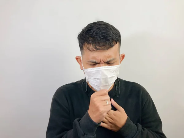 Egy Fiatal Ázsiai Férfi Maszkot Visel Köhög Miközben Tartja Mellkasát — Stock Fotó