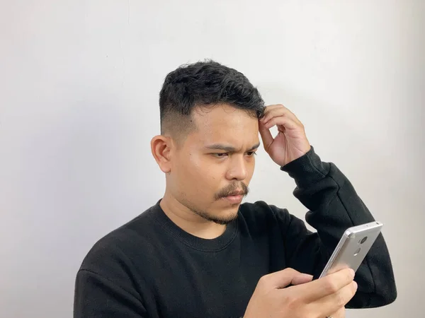 Молодой Человек Показывает Растерянное Лицо Глядя Плохие Новости Мобильному Телефону — стоковое фото
