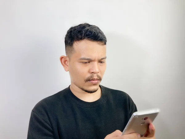 Een Jonge Aziatische Man Toont Verward Gezicht Terwijl Zoek Naar — Stockfoto