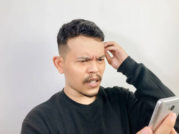 Giovane Uomo Asiatico Mostra Faccia Confusa Mentre Guarda Cattive Notizie — Foto Stock