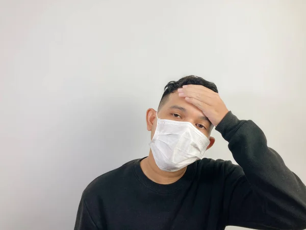 Jovem Asiático Vestindo Máscara Facial Sentindo Dor Cabeça Doente Tocando — Fotografia de Stock