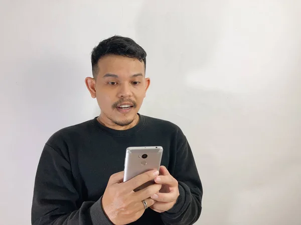 Een Jonge Aziatische Man Schokkend Terwijl Het Kijken Naar Smartphone — Stockfoto
