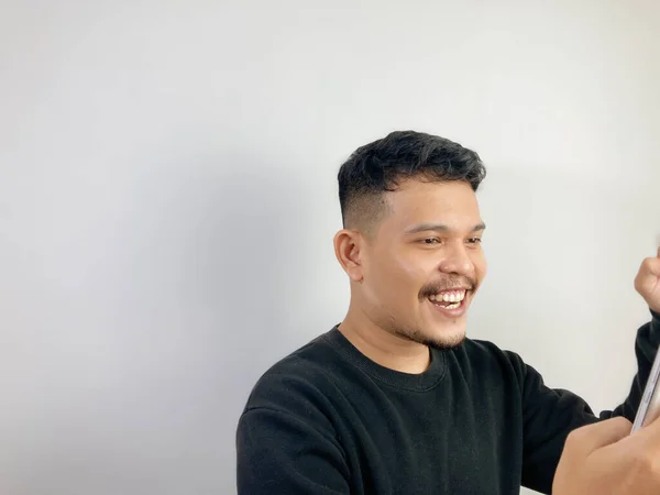 Een Jonge Aziatische Man Glimlachend Terwijl Hij Naar Een Smartphone — Stockfoto