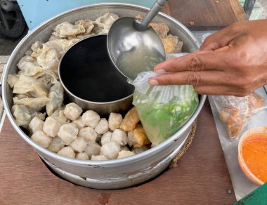 Bakwan Kawi, Doğu Java, Endonezya 'dan ünlü bir sokak yiyeceğidir. Köfteler, nişastalı börekler ve soya peynirinden oluşan çok popüler bir yemek..