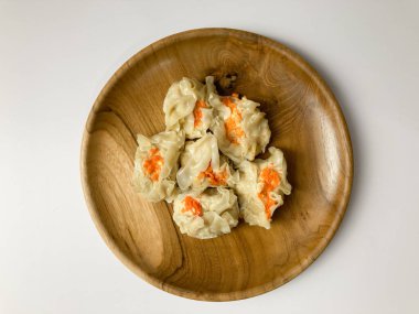 Tahta tabakta ev yapımı hamur tatlısı. Karideslerden oluşuyor. beyaz arkaplanda izole