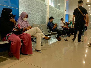 Yogyakarta, Eylül 2022 'de insanlar sürücü belgesi için bekleme odasında sıraya girdiler.