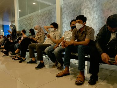 Yogyakarta, Eylül 2022 'de insanlar sürücü belgesi için bekleme odasında sıraya girdiler.