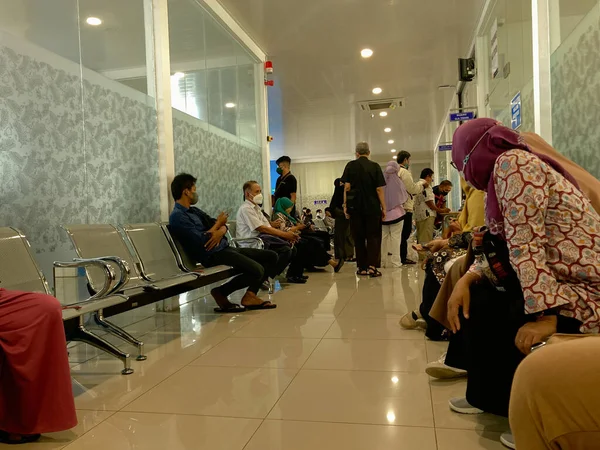 Yogyakarta Σεπτέμβριος 2022 Άνθρωποι Παρατάσσονται Στην Αίθουσα Αναμονής Για Υποβάλουν — Φωτογραφία Αρχείου