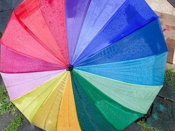 Regentropfen Fallen Auf Umbella Mit Regenbogenfarbe — Stockfoto