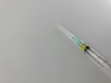 Tıbbi şırınga beyaz arka plan üzerinde izole Close-Up.