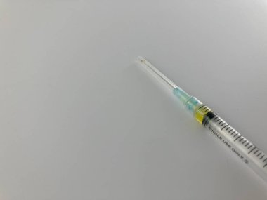 Tıbbi şırınga beyaz arka plan üzerinde izole Close-Up.