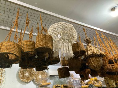 Tavandan sarkan fenerler ve dekorasyonlar.