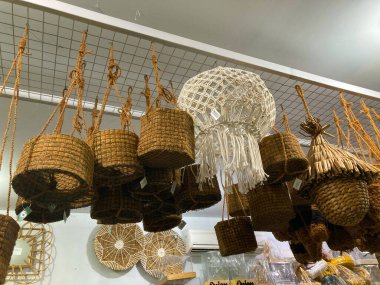 Tavandan sarkan fenerler ve dekorasyonlar.