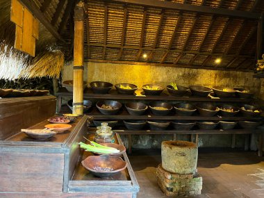 Geleneksel Bali mutfağı, doğal malzemelerle birlikte açık mutfak..