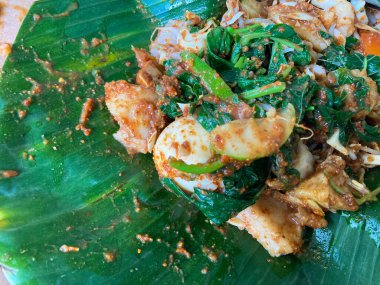 Pecel Lontong (genellikle Lotek olarak bilinir), fıstık sosuyla karıştırılmış haşlanmış sebze karışımından yapılan geleneksel bir Endonezya yemeğidir.