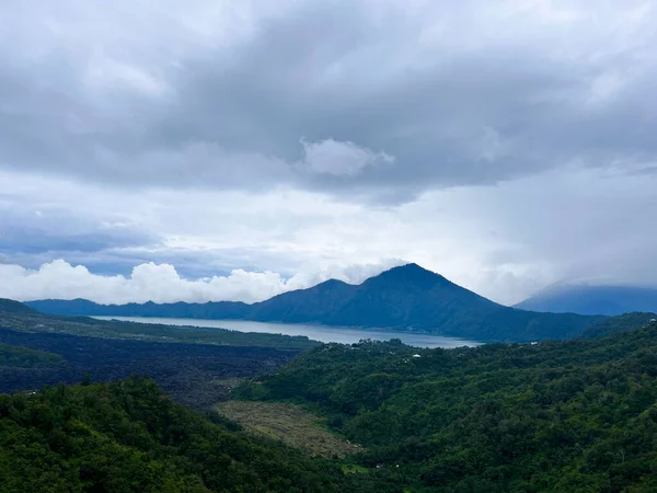 Górski Batur Daleka Jezioro Batur Wulkan Znajdują Się Centralnych Górach — Zdjęcie stockowe