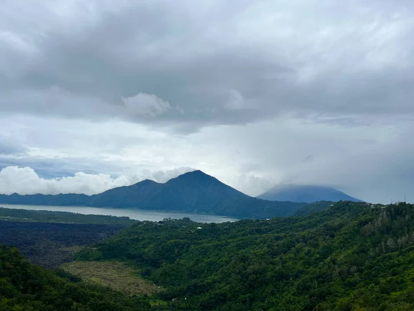 Batur Montaña Desde Distancia Lago Batur Volcán Encuentran Las Montañas — Foto de Stock