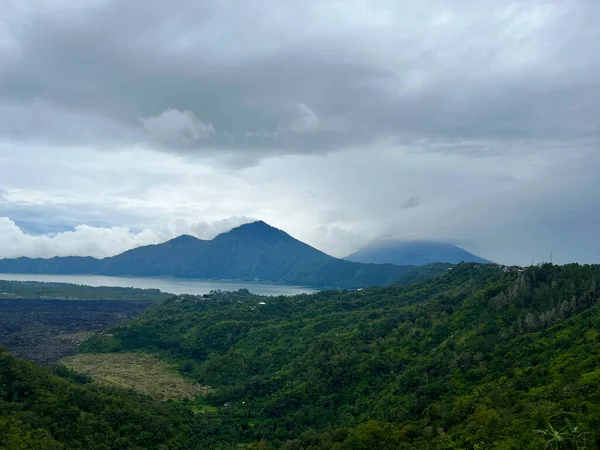 Βουνό Μπατούρ Από Απόσταση Λίμνη Batur Και Ηφαίστειο Βρίσκονται Στα — Φωτογραφία Αρχείου