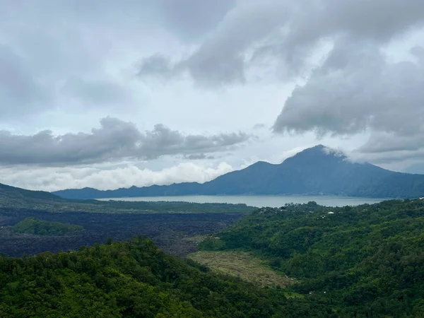 从远处看山地蝙蝠 巴图尔湖和火山位于巴厘岛靠近印度尼西亚Kintamani村的中央山脉 — 图库照片