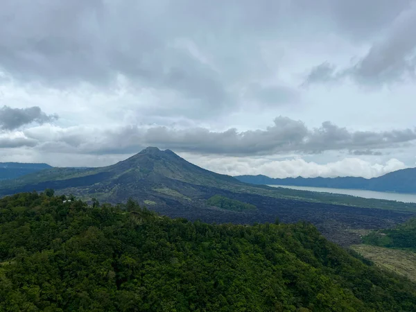 Βουνό Μπατούρ Από Απόσταση Λίμνη Batur Και Ηφαίστειο Βρίσκονται Στα — Φωτογραφία Αρχείου