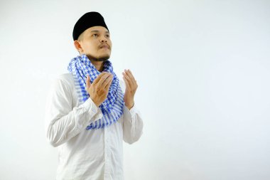 Yakışıklı müslüman Asyalı adam el işareti yapıyor, ramazan ya da ied al fitri konsepti.