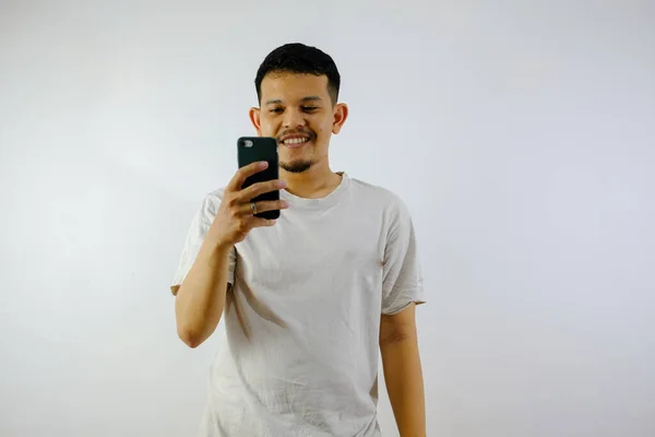 Yetişkin Bir Asyalı Elinde Cep Telefonu Tutarak Coşkulu Bir Ifade — Stok fotoğraf
