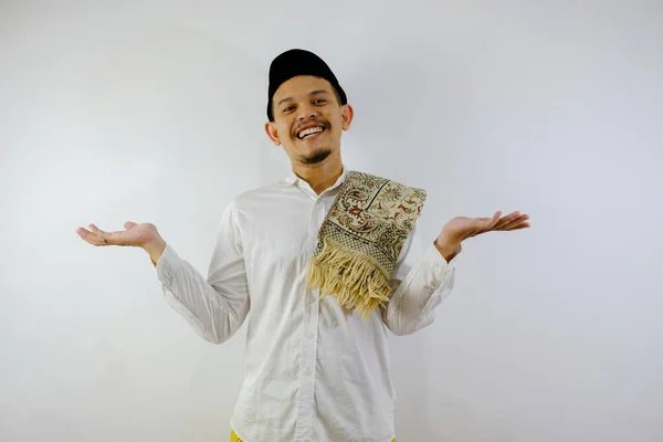 Młody Azjatycki Muzułmanin Odizolowanym Białym Tle Uśmiechnięty Ramionami Rękami Górze — Zdjęcie stockowe