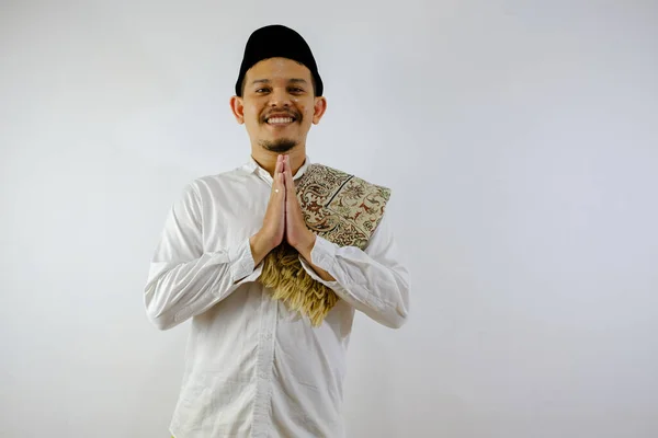 Aziatische Moslim Man Het Dragen Van Witte Kleren Glimlachend Groet — Stockfoto