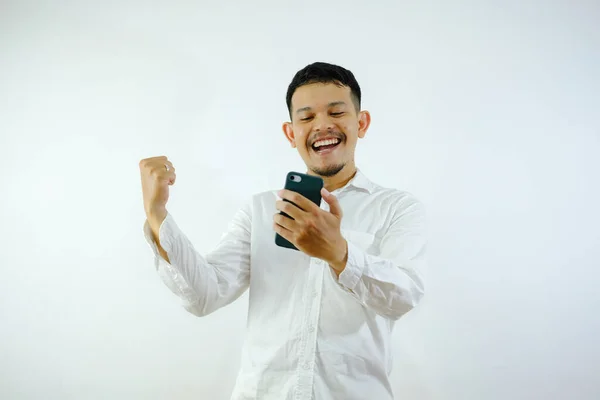 Дорослий Азіатський Чоловік Тримає Мобільний Телефон Виявляє Ентузіазм — стокове фото