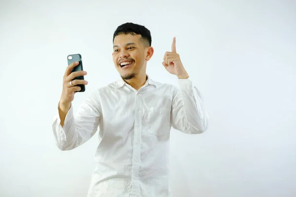 Genç Asyalı Bir Adam Elinde Cep Telefonuyla Coşkulu Bir Ifade — Stok fotoğraf