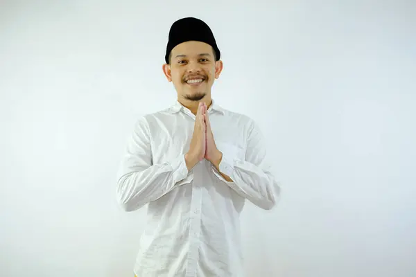 Homme Musulman Asiatique Portant Des Vêtements Blancs Souriant Pour Saluer — Photo