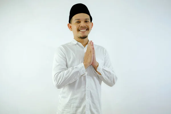 Aziatische Moslim Man Het Dragen Van Witte Kleren Glimlachend Groet — Stockfoto