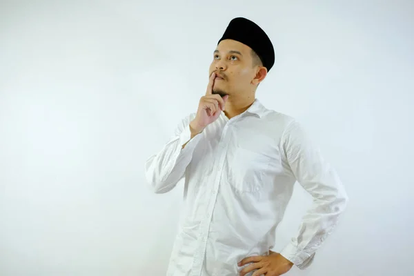 Asiatique Musulman Homme Faisant Geste Pensée Recherche Idée Sur Fond — Photo