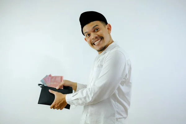 Азійський Мусульманин Усміхається Коли Бере Гроші Під Гаманця — стокове фото