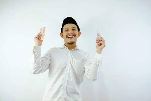 Azji Muzułmanin Człowiek Uśmiecha Szczęśliwy Trzymając Papierowe Pieniądze Białym Tle — Zdjęcie stockowe