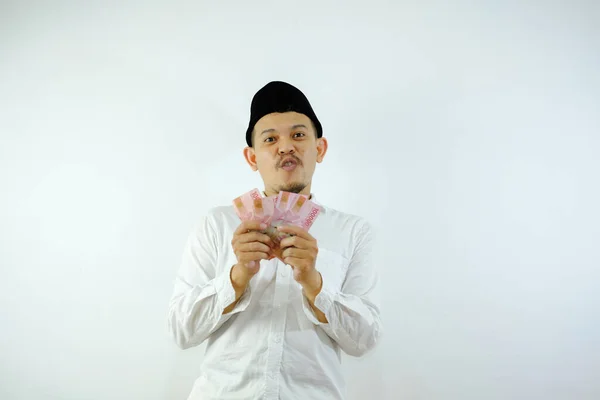 Ásia Muçulmano Homem Sorrindo Feliz Enquanto Segurando Papel Dinheiro Sobre — Fotografia de Stock