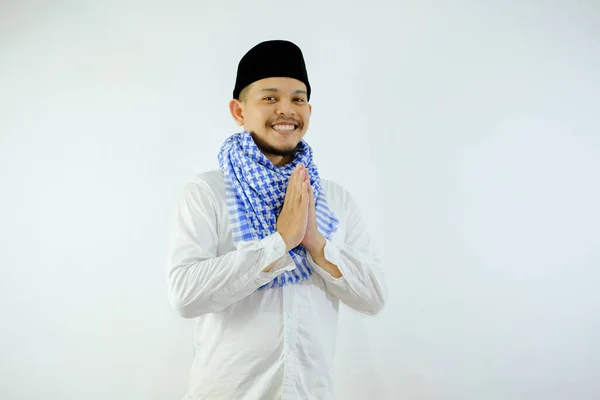 Симпатичный Азиат Мусульманин Улыбается Молясь Руками Концепции Рамадана — стоковое фото
