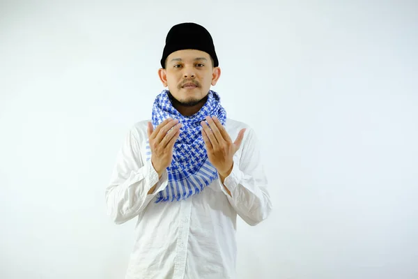 ハンサムなイスラム教のアジア人男性は手の祈りのジェスチャー ラマダーンやIed Fitriの概念を行う — ストック写真