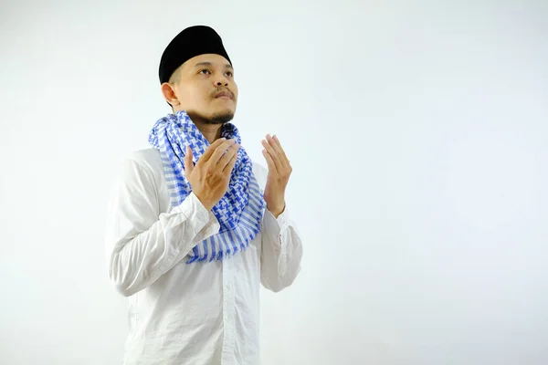 ハンサムなイスラム教のアジア人男性は手の祈りのジェスチャー ラマダーンやIed Fitriの概念を行う — ストック写真